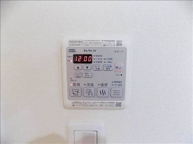 ����15