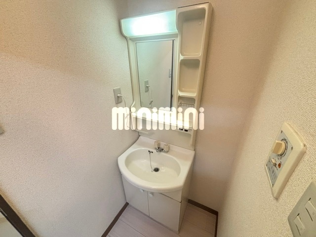 ����3