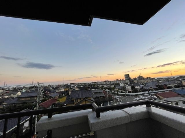 ����12