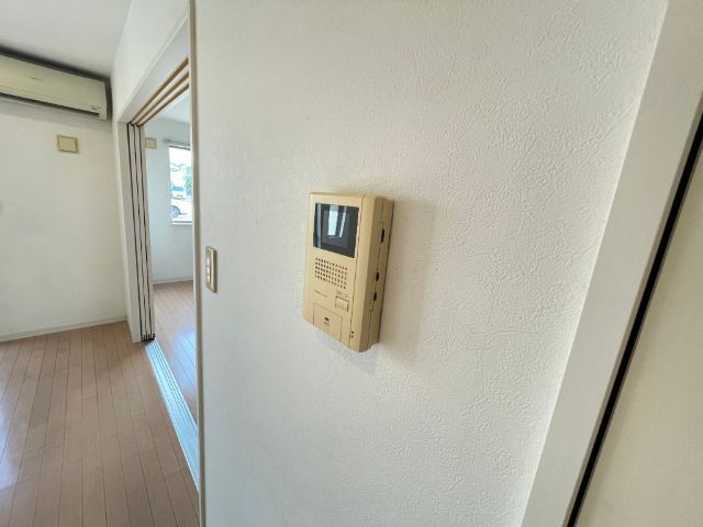 ����15