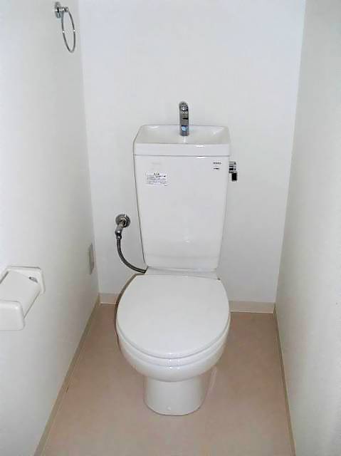 ����4
