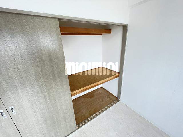����15