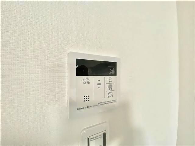 ����12