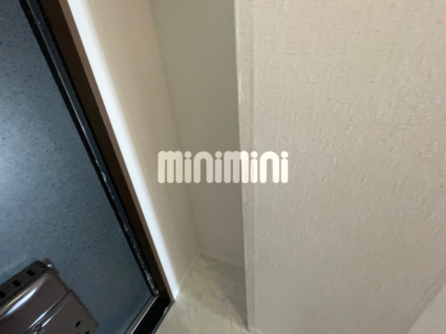 ����9