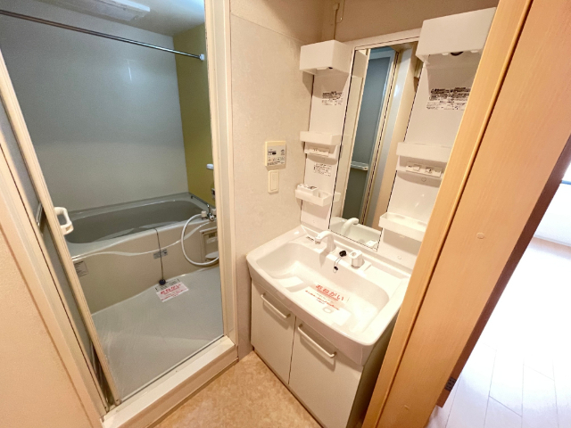 ����4