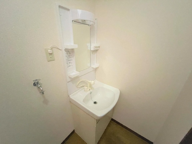 ����4