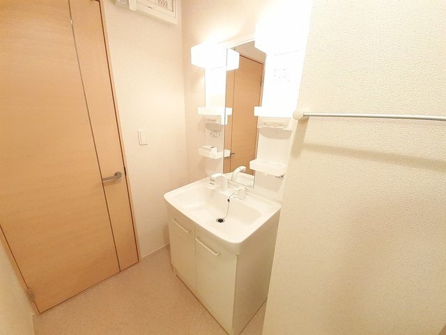����4