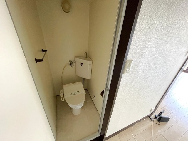 ����4