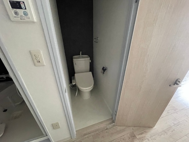 ����4