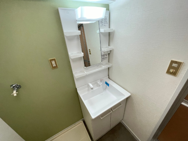 ����4