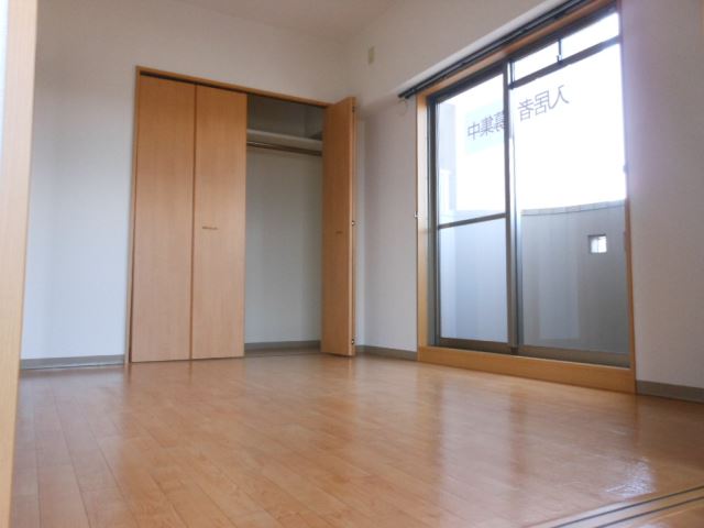 ����4