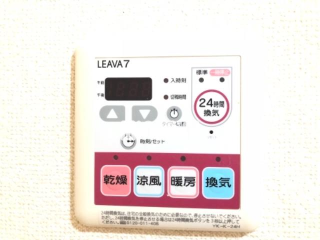 ����16