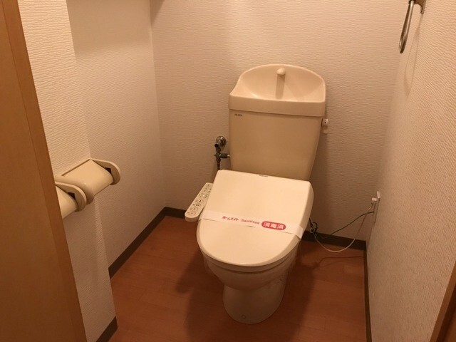 ����4
