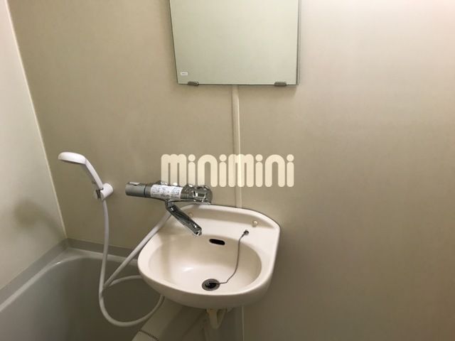 ����4