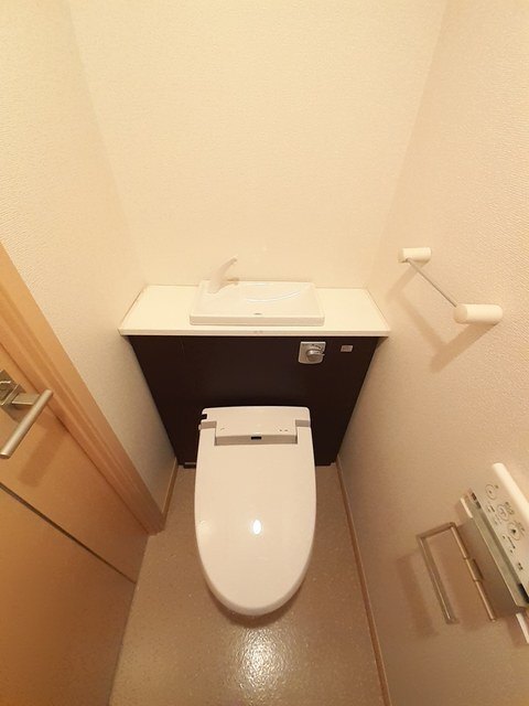 ����4