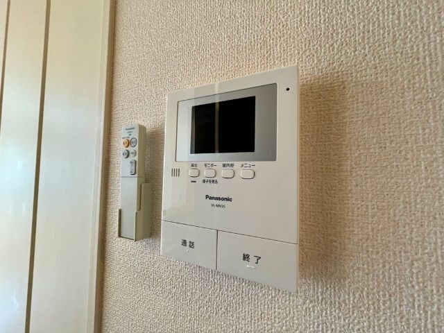 ����12