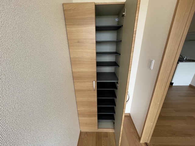 ����15