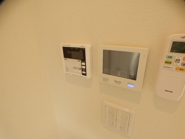 ����12