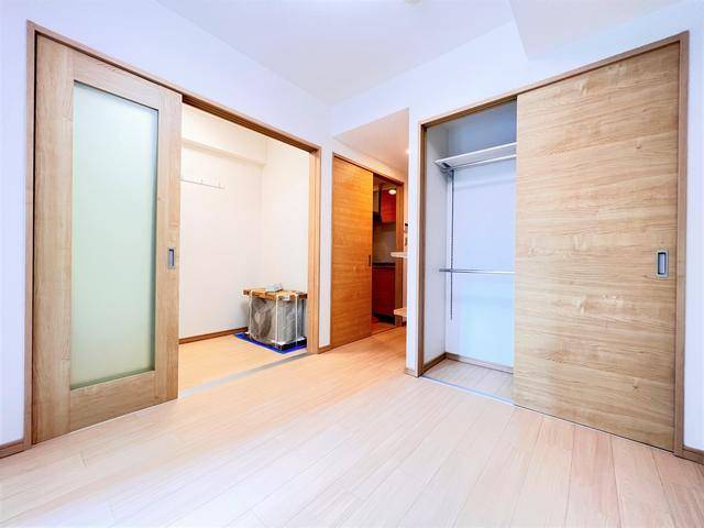 ����9
