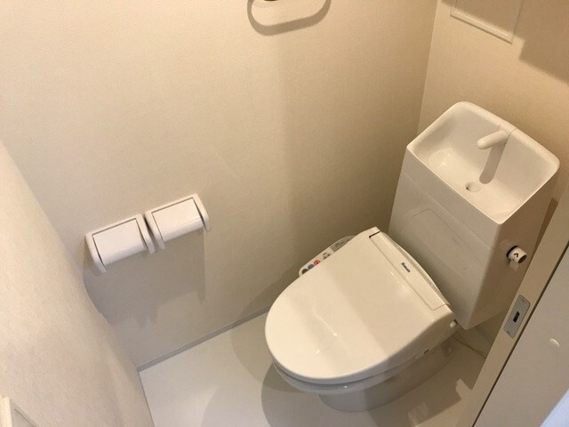 ����4