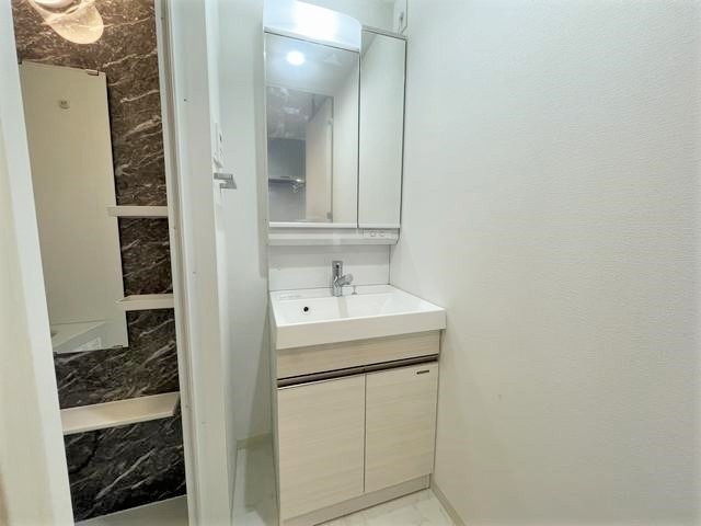 ����4