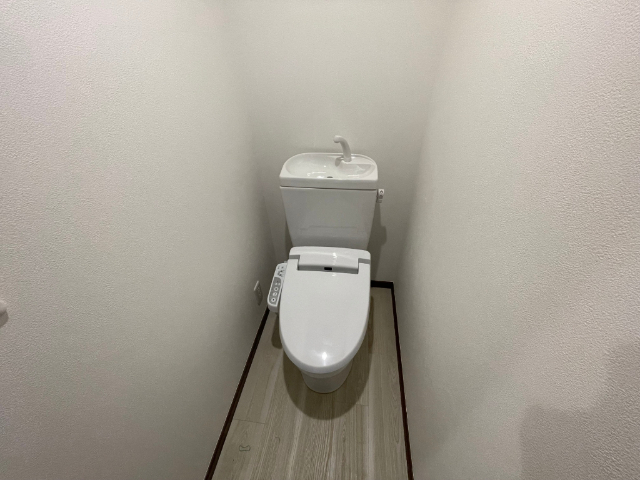����8