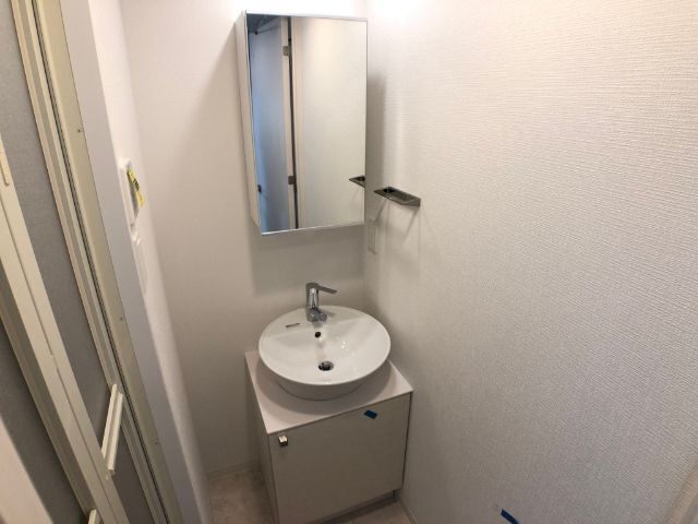 ����4