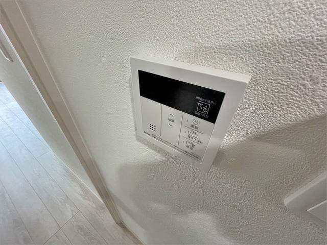 ����12