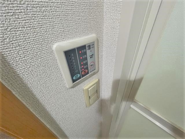 ����12