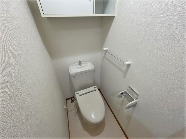 ����4