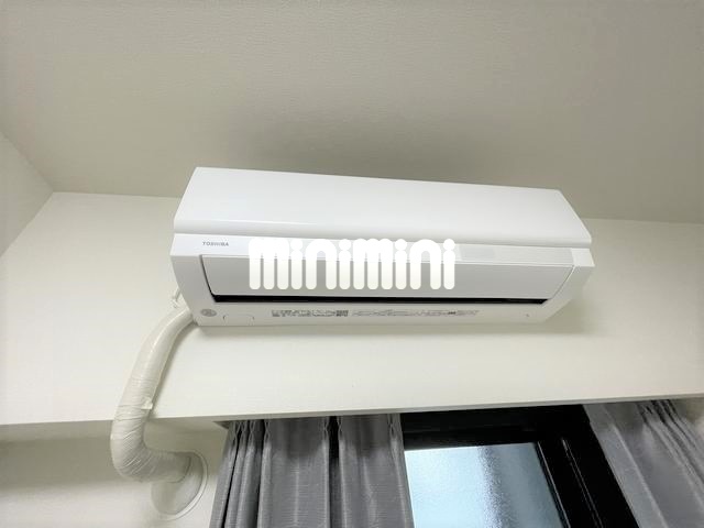 ����30
