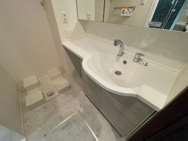 ����4