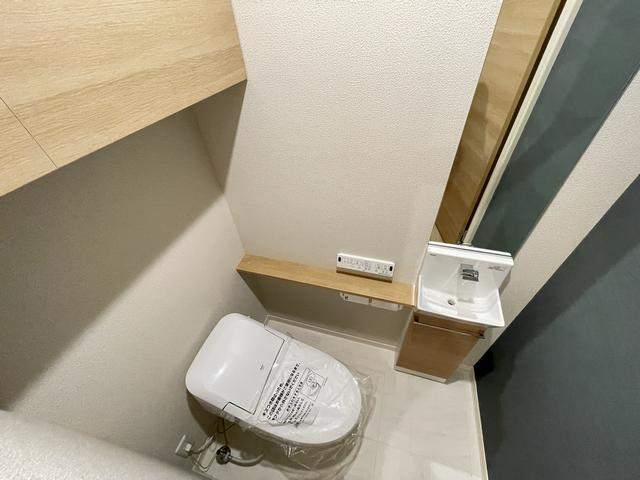 ����4