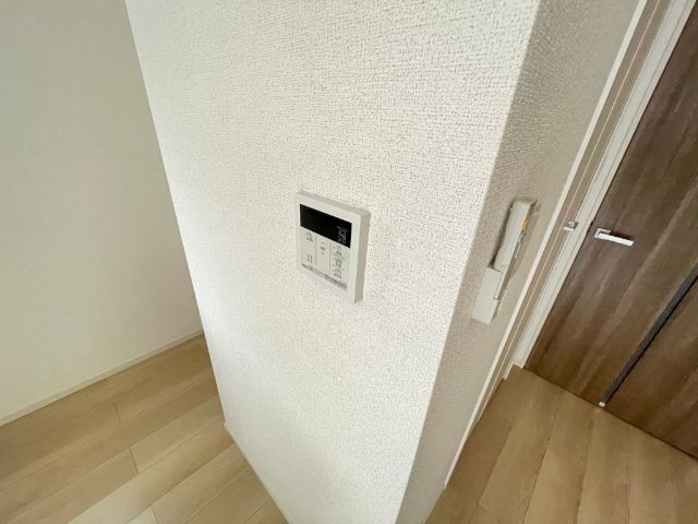 ����20