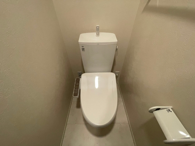 ����4