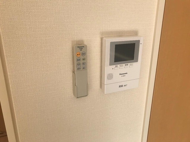 ����12