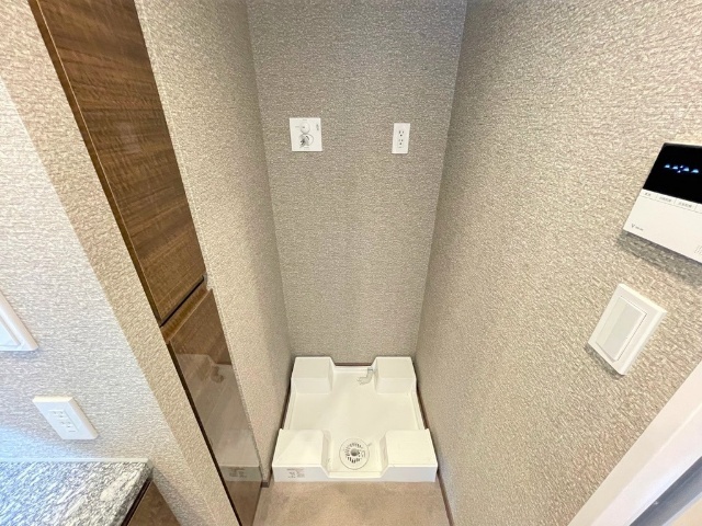 ����15