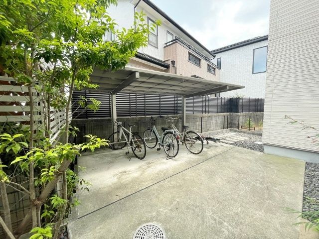 ����13