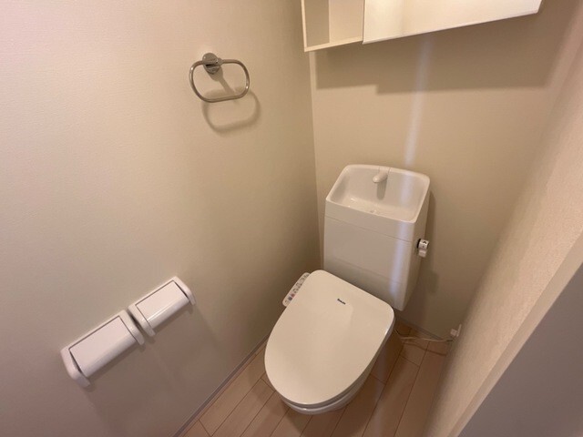 ����4