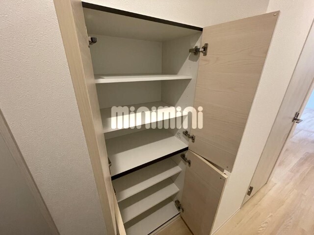 ����17