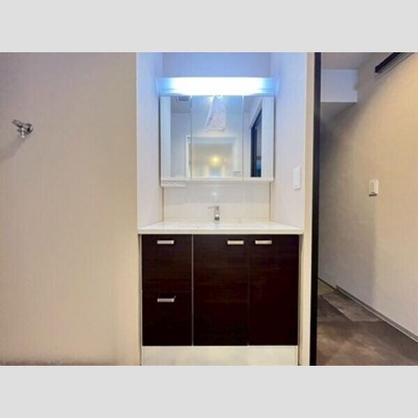 ����4