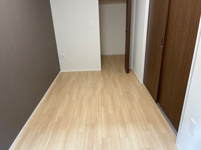 ����4
