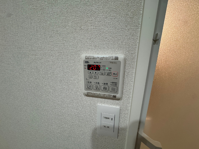 ����15