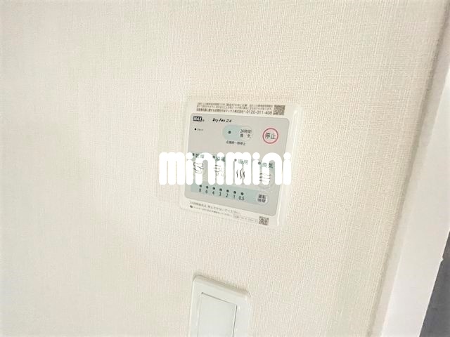 ����30