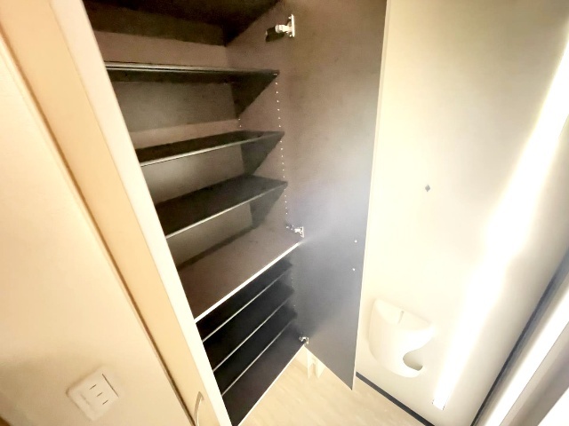 ����16