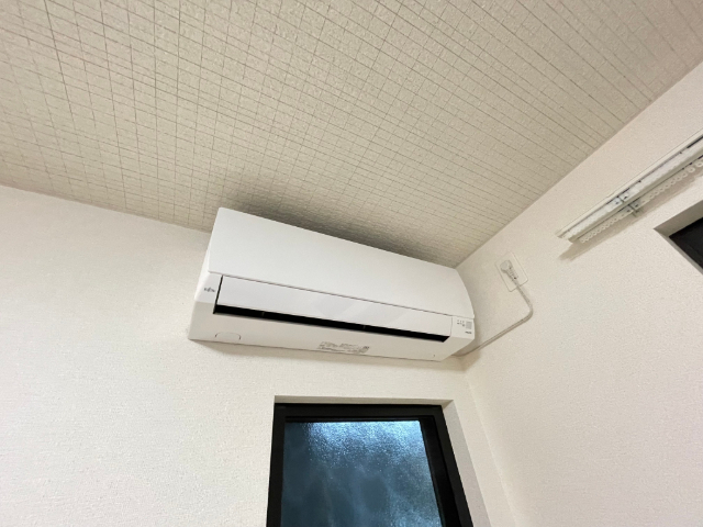����30