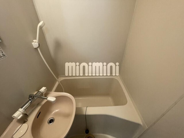 ����3