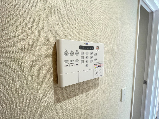 ����12