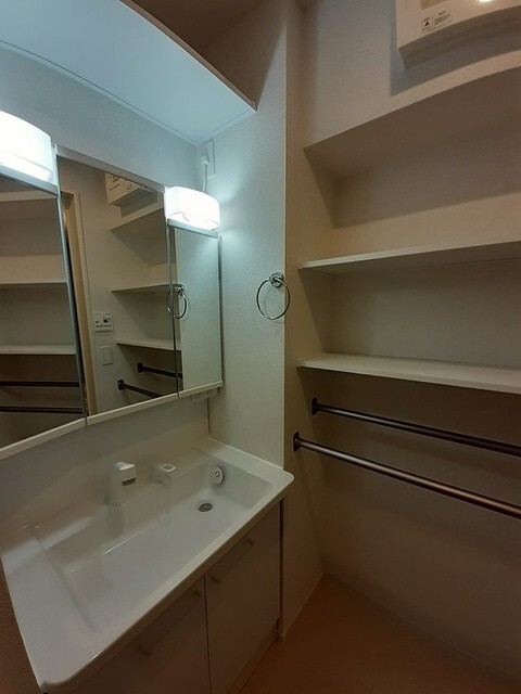 ����4