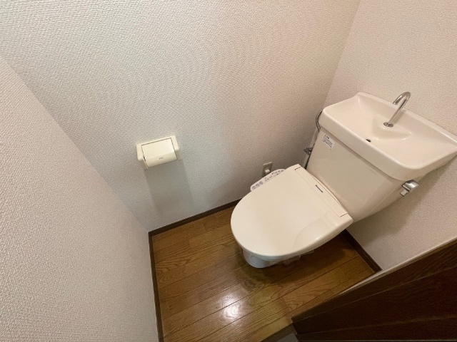 ����4
